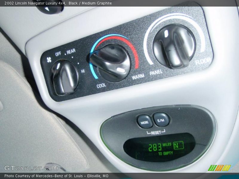 Black / Medium Graphite 2002 Lincoln Navigator Luxury 4x4