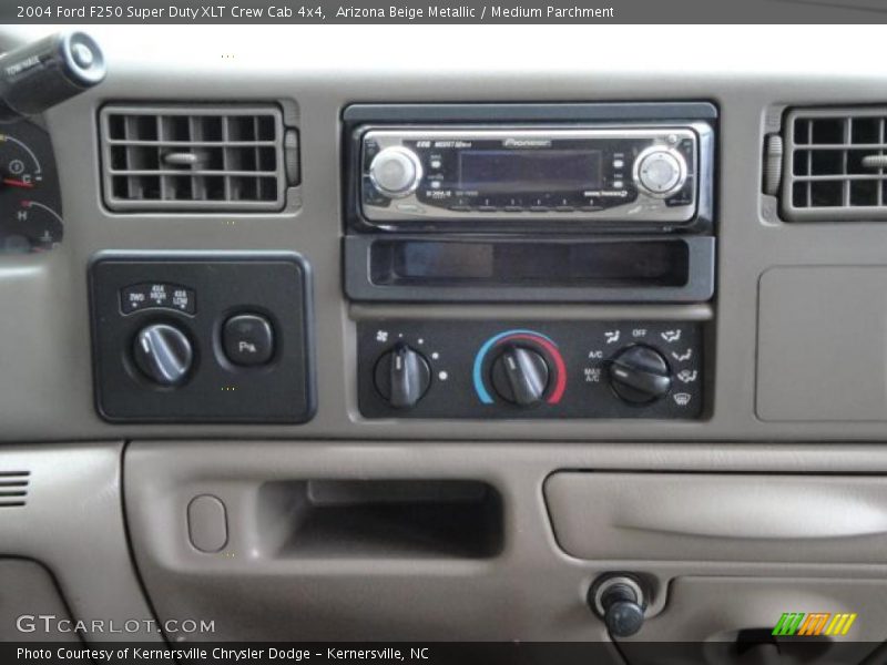 Arizona Beige Metallic / Medium Parchment 2004 Ford F250 Super Duty XLT Crew Cab 4x4