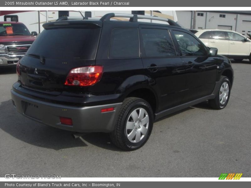 Labrador Black Pearl / Charcoal 2005 Mitsubishi Outlander LS AWD