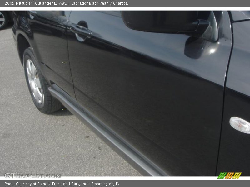 Labrador Black Pearl / Charcoal 2005 Mitsubishi Outlander LS AWD