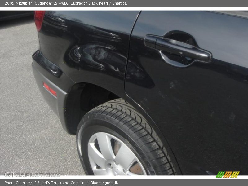 Labrador Black Pearl / Charcoal 2005 Mitsubishi Outlander LS AWD