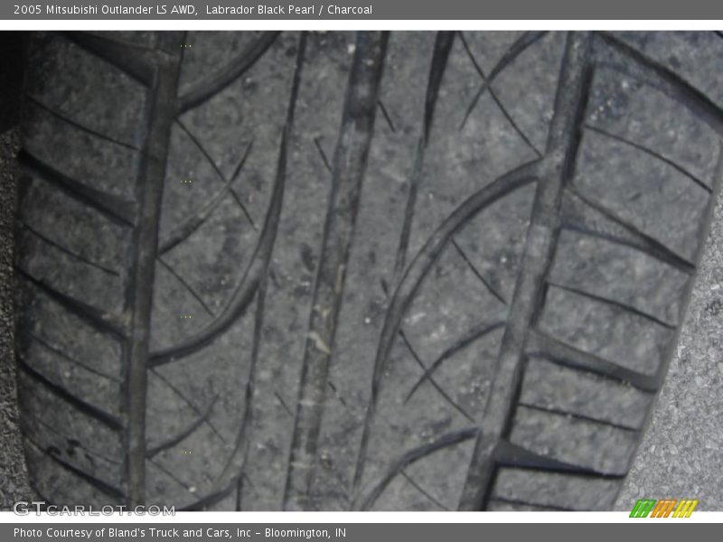 Labrador Black Pearl / Charcoal 2005 Mitsubishi Outlander LS AWD