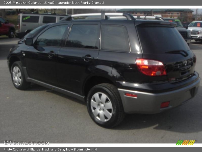 Labrador Black Pearl / Charcoal 2005 Mitsubishi Outlander LS AWD