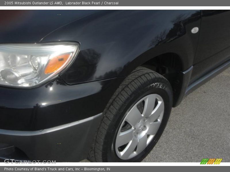 Labrador Black Pearl / Charcoal 2005 Mitsubishi Outlander LS AWD