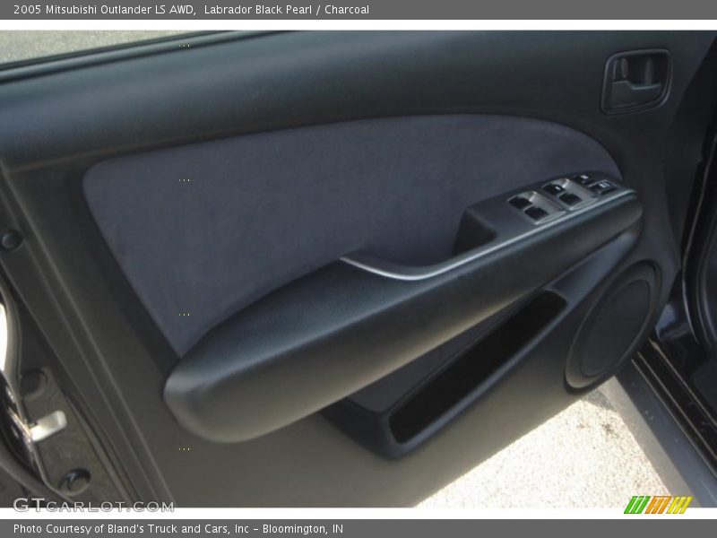 Labrador Black Pearl / Charcoal 2005 Mitsubishi Outlander LS AWD