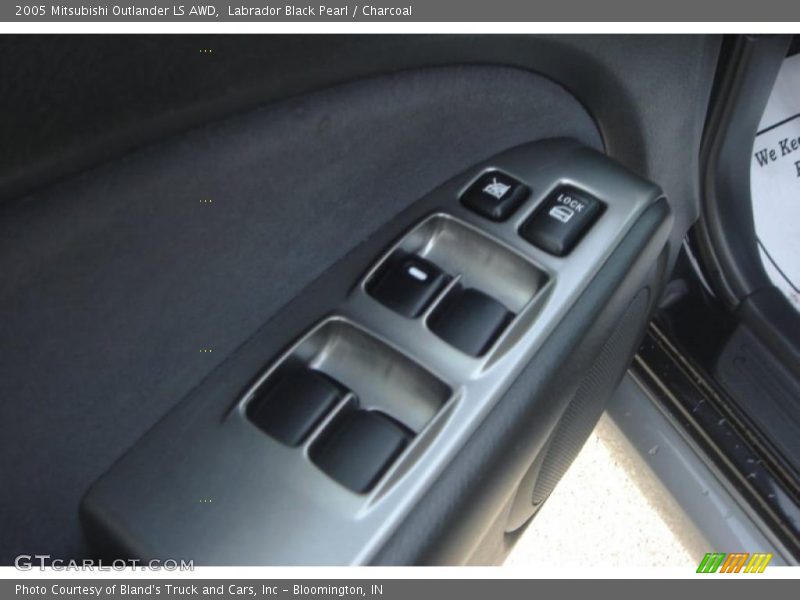 Labrador Black Pearl / Charcoal 2005 Mitsubishi Outlander LS AWD