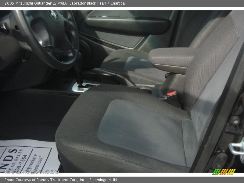 Labrador Black Pearl / Charcoal 2005 Mitsubishi Outlander LS AWD
