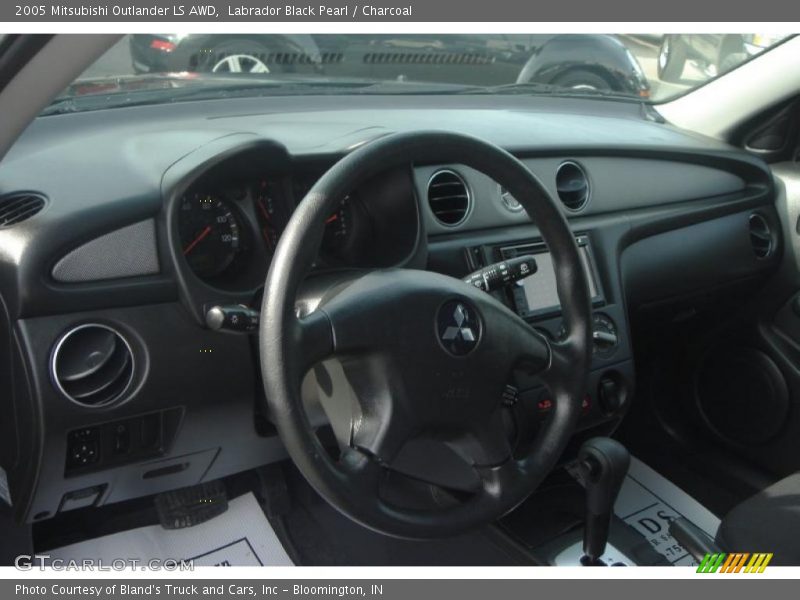 Labrador Black Pearl / Charcoal 2005 Mitsubishi Outlander LS AWD