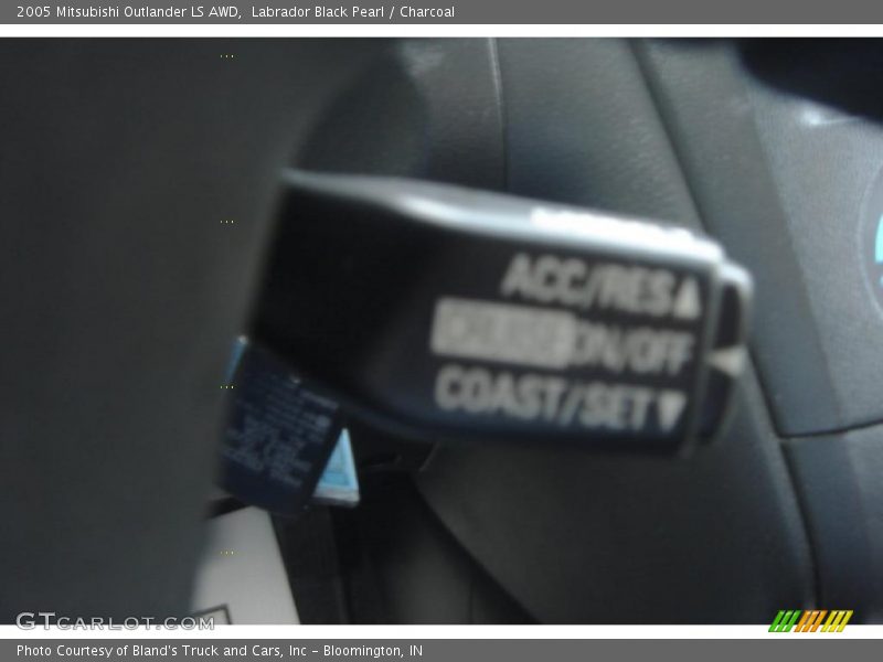 Labrador Black Pearl / Charcoal 2005 Mitsubishi Outlander LS AWD