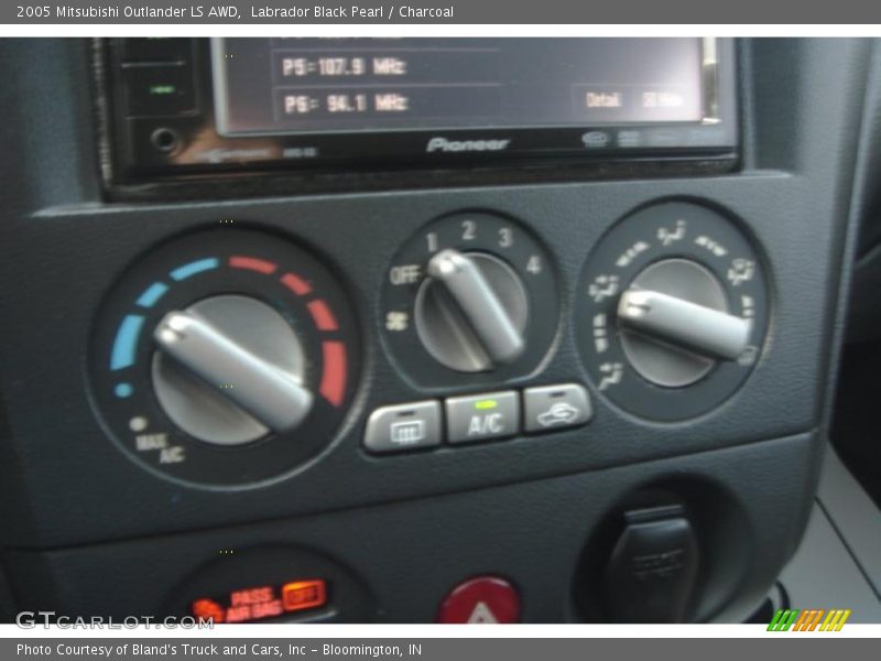 Labrador Black Pearl / Charcoal 2005 Mitsubishi Outlander LS AWD