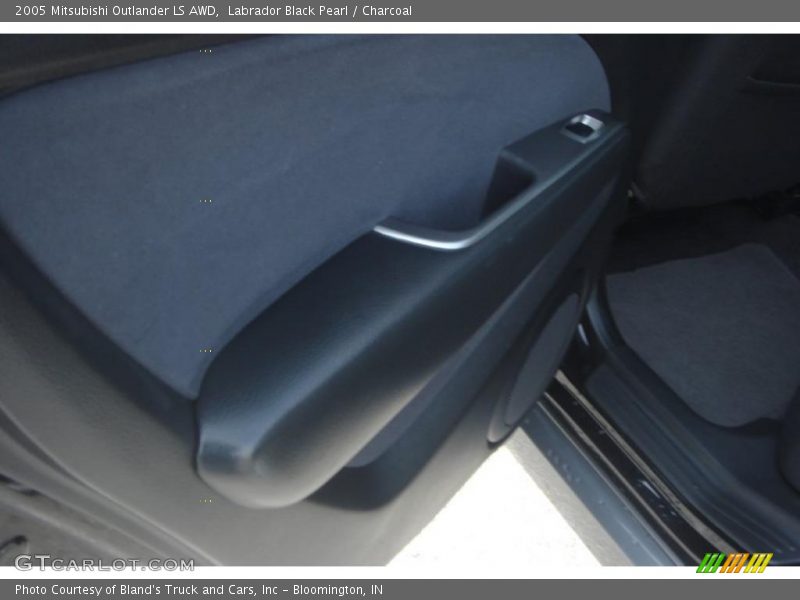 Labrador Black Pearl / Charcoal 2005 Mitsubishi Outlander LS AWD