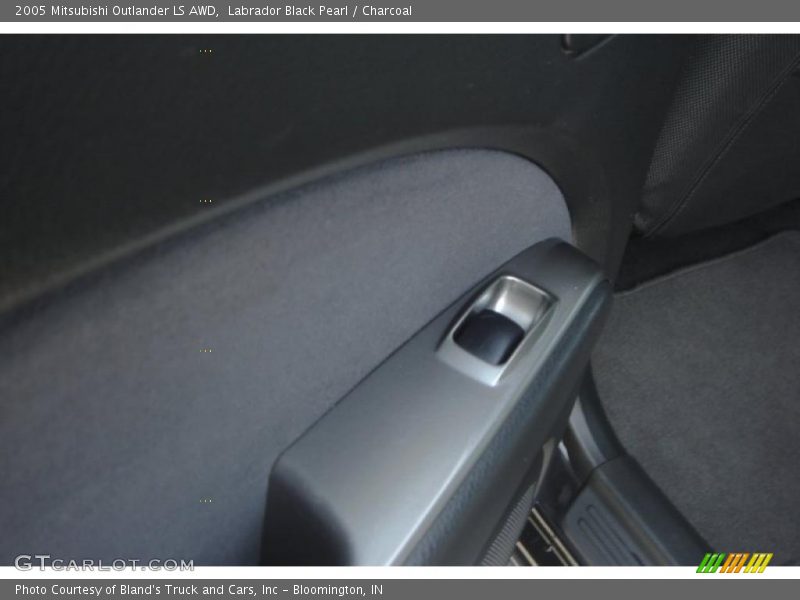 Labrador Black Pearl / Charcoal 2005 Mitsubishi Outlander LS AWD
