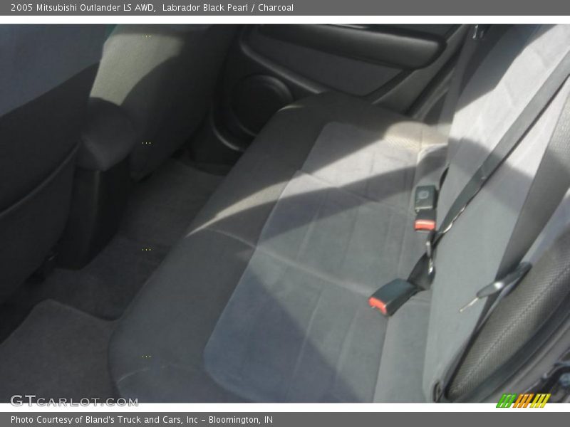 Labrador Black Pearl / Charcoal 2005 Mitsubishi Outlander LS AWD