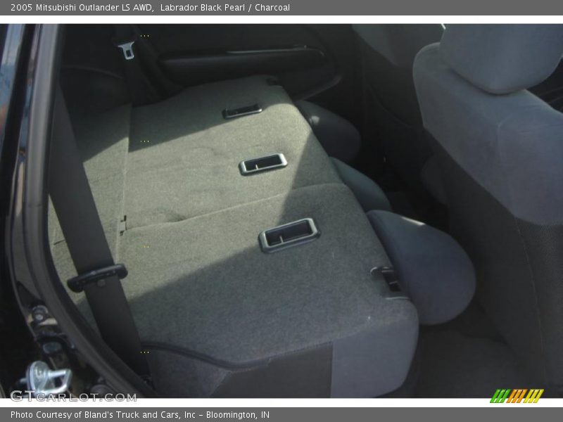 Labrador Black Pearl / Charcoal 2005 Mitsubishi Outlander LS AWD