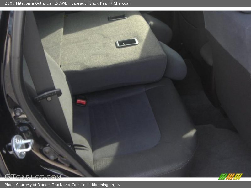 Labrador Black Pearl / Charcoal 2005 Mitsubishi Outlander LS AWD