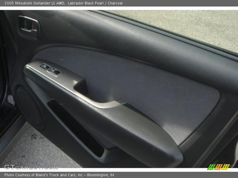 Labrador Black Pearl / Charcoal 2005 Mitsubishi Outlander LS AWD