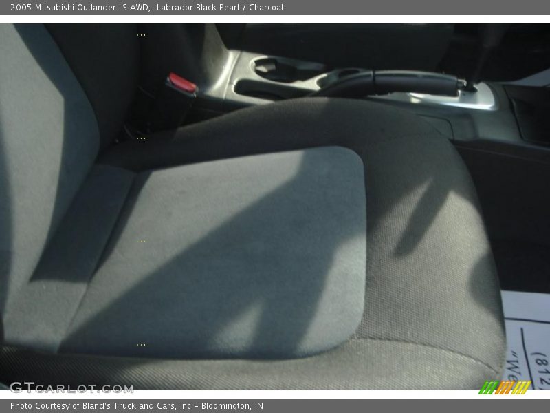 Labrador Black Pearl / Charcoal 2005 Mitsubishi Outlander LS AWD