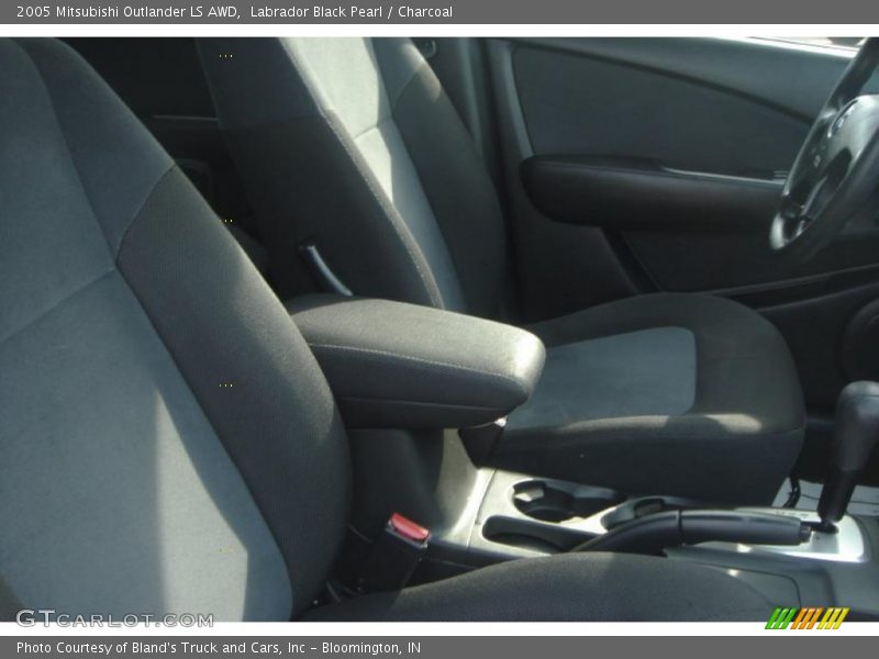 Labrador Black Pearl / Charcoal 2005 Mitsubishi Outlander LS AWD