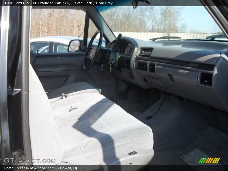Raven Black / Opal Grey 1996 Ford F150 XL Extended Cab 4x4