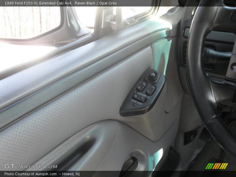 Raven Black / Opal Grey 1996 Ford F150 XL Extended Cab 4x4
