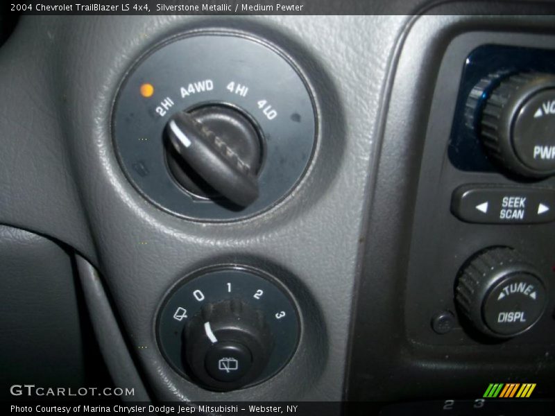 Silverstone Metallic / Medium Pewter 2004 Chevrolet TrailBlazer LS 4x4