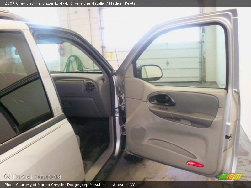 Silverstone Metallic / Medium Pewter 2004 Chevrolet TrailBlazer LS 4x4