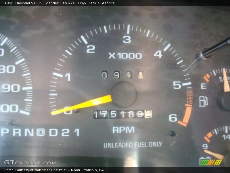 Onyx Black / Graphite 1996 Chevrolet S10 LS Extended Cab 4x4