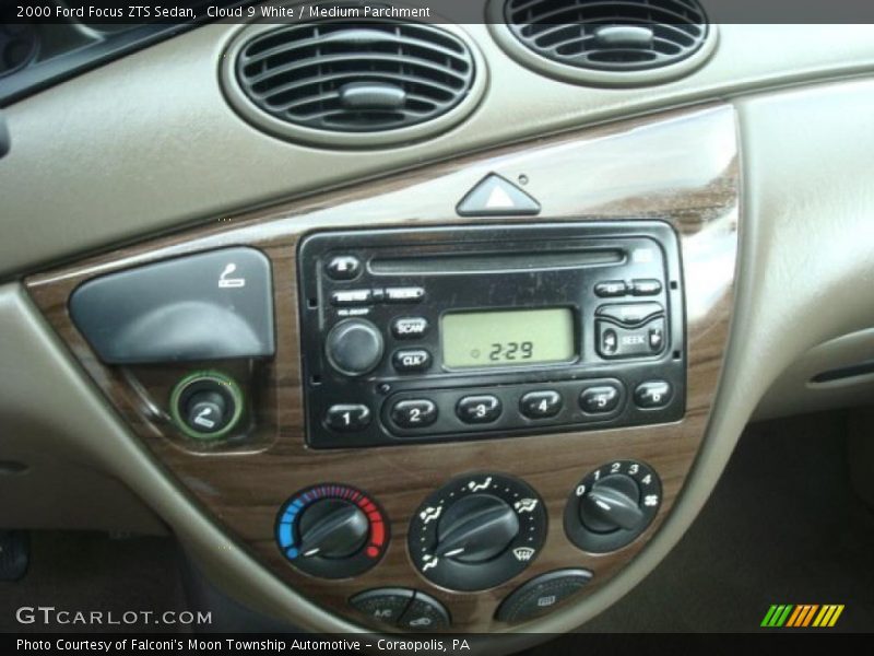 Cloud 9 White / Medium Parchment 2000 Ford Focus ZTS Sedan
