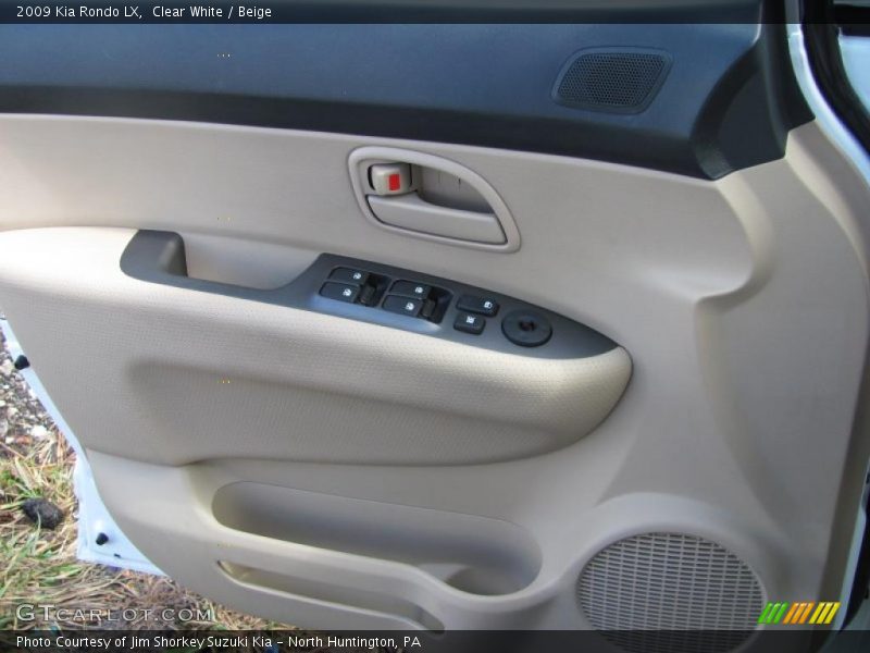 Clear White / Beige 2009 Kia Rondo LX
