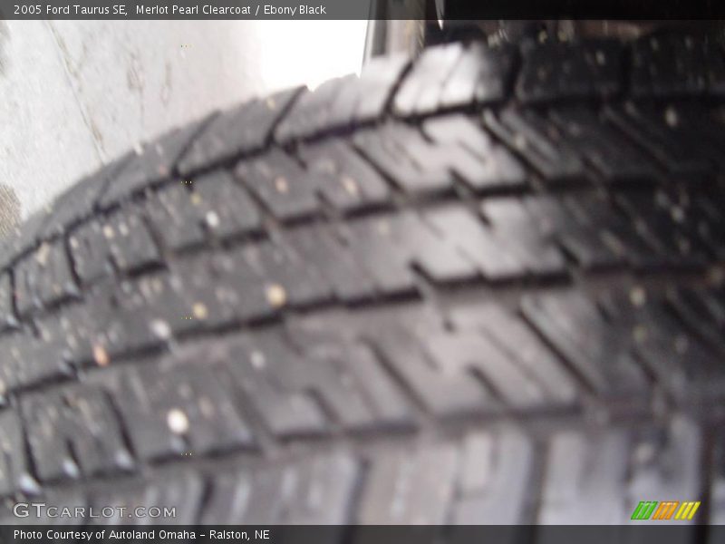 Merlot Pearl Clearcoat / Ebony Black 2005 Ford Taurus SE