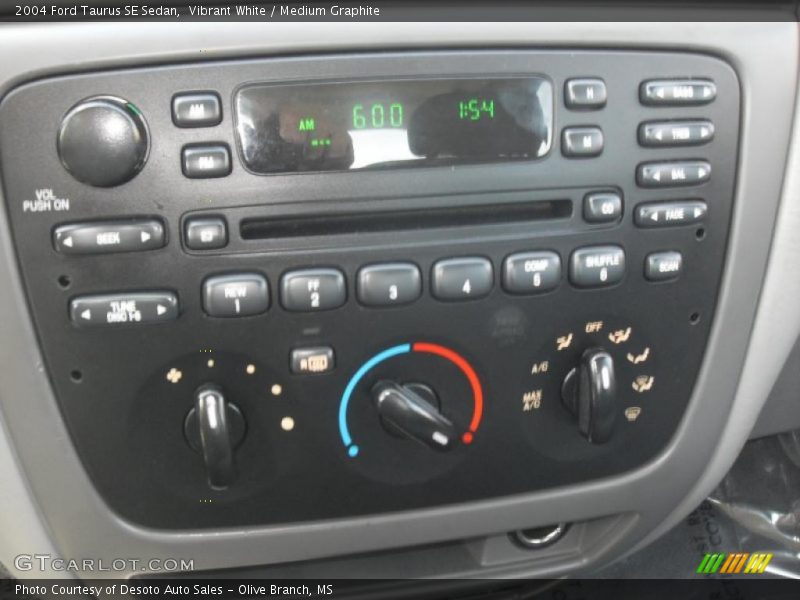 Vibrant White / Medium Graphite 2004 Ford Taurus SE Sedan