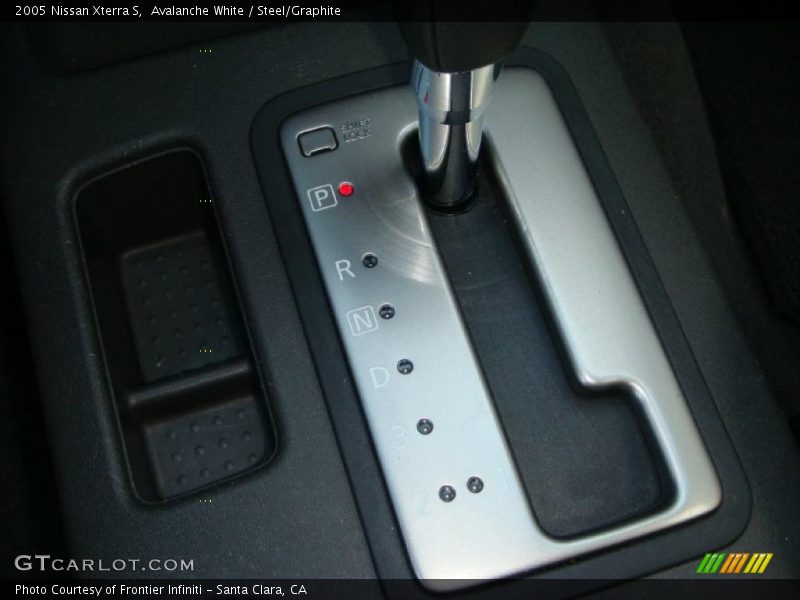 Avalanche White / Steel/Graphite 2005 Nissan Xterra S