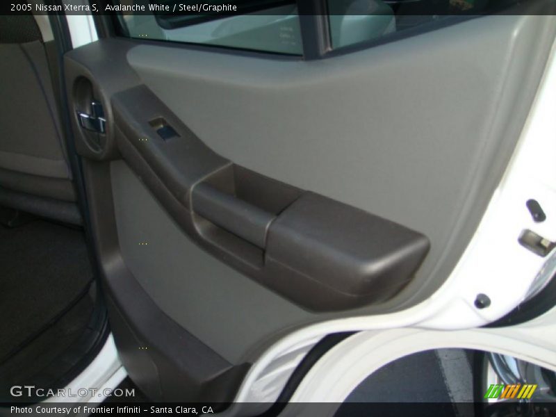 Avalanche White / Steel/Graphite 2005 Nissan Xterra S