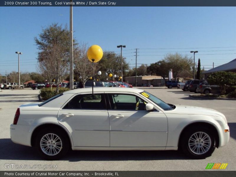 Cool Vanilla White / Dark Slate Gray 2009 Chrysler 300 Touring