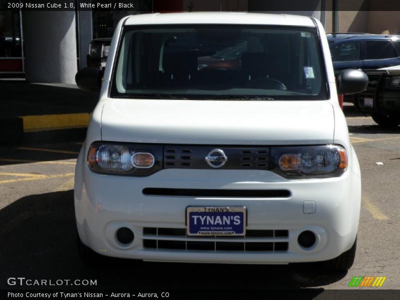 White Pearl / Black 2009 Nissan Cube 1.8