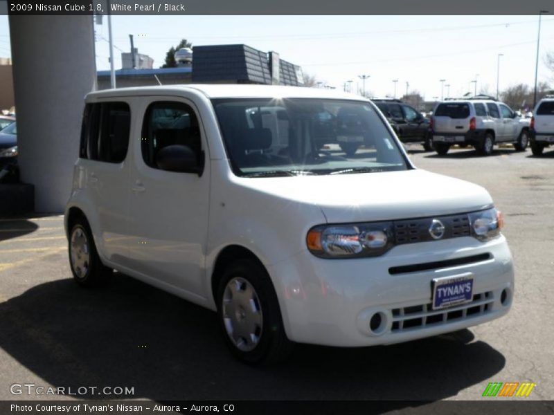 White Pearl / Black 2009 Nissan Cube 1.8