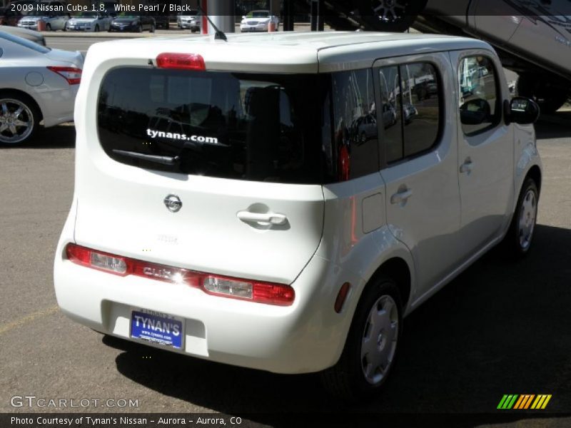 White Pearl / Black 2009 Nissan Cube 1.8