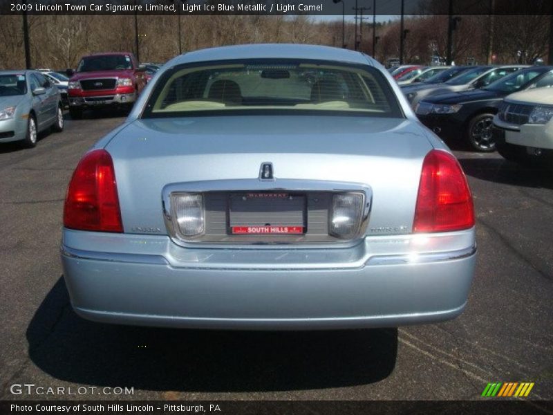 Light Ice Blue Metallic / Light Camel 2009 Lincoln Town Car Signature Limited
