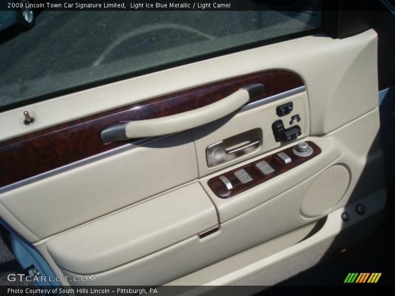 Light Ice Blue Metallic / Light Camel 2009 Lincoln Town Car Signature Limited