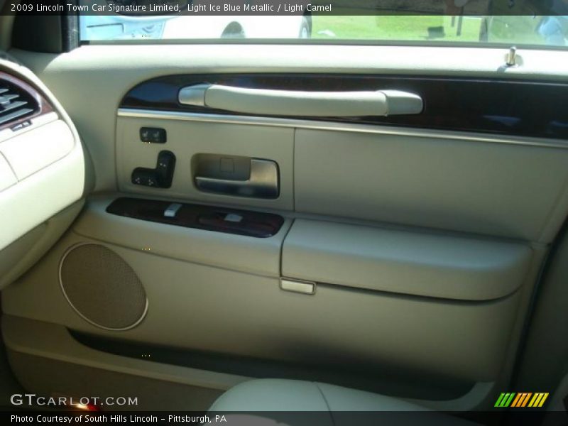 Light Ice Blue Metallic / Light Camel 2009 Lincoln Town Car Signature Limited