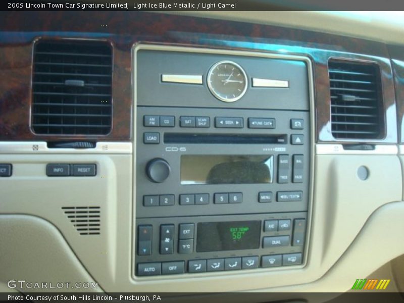 Light Ice Blue Metallic / Light Camel 2009 Lincoln Town Car Signature Limited