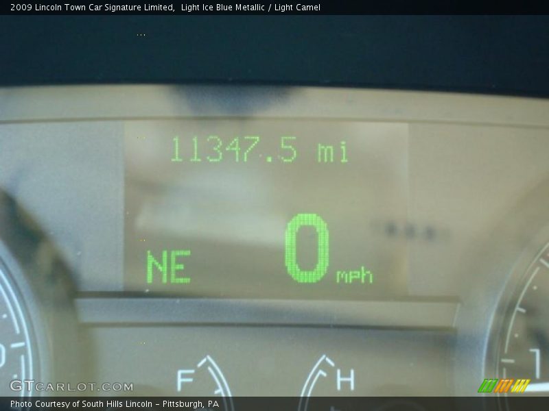 Light Ice Blue Metallic / Light Camel 2009 Lincoln Town Car Signature Limited