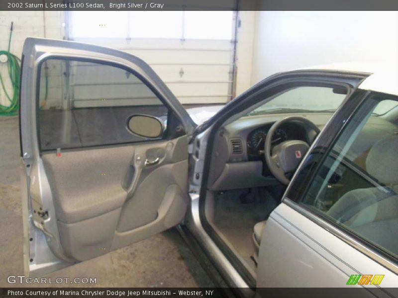 Bright Silver / Gray 2002 Saturn L Series L100 Sedan