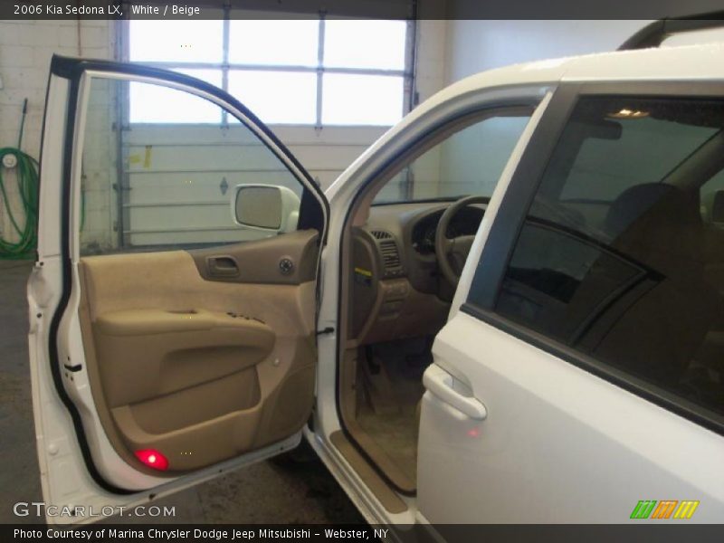 White / Beige 2006 Kia Sedona LX