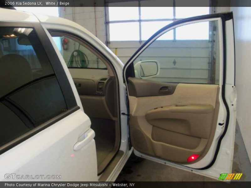 White / Beige 2006 Kia Sedona LX