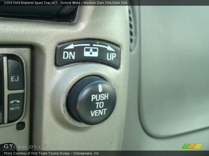 Oxford White / Medium Dark Flint/Dark Flint 2004 Ford Explorer Sport Trac XLT