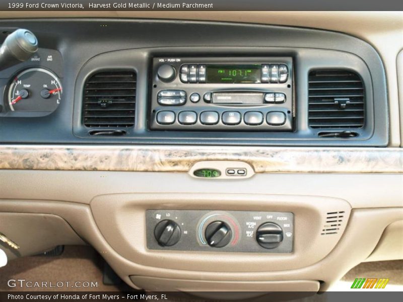 Harvest Gold Metallic / Medium Parchment 1999 Ford Crown Victoria
