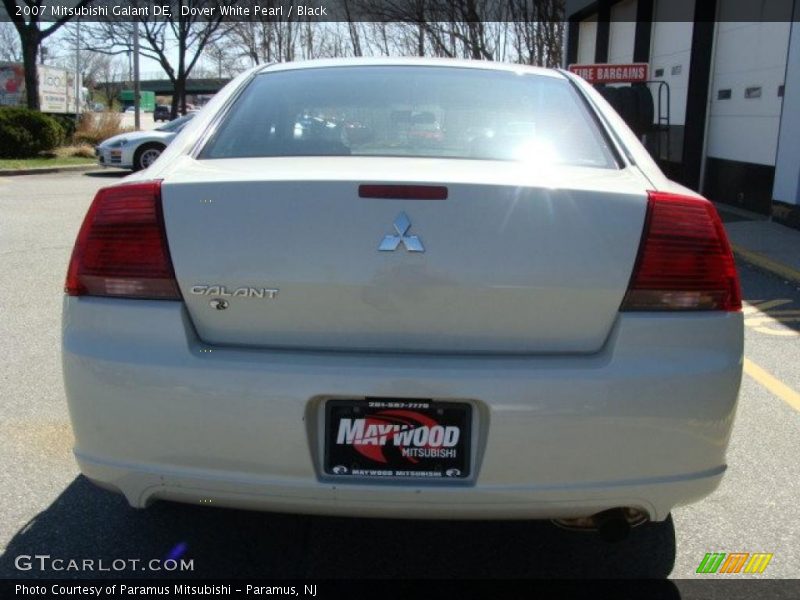 Dover White Pearl / Black 2007 Mitsubishi Galant DE