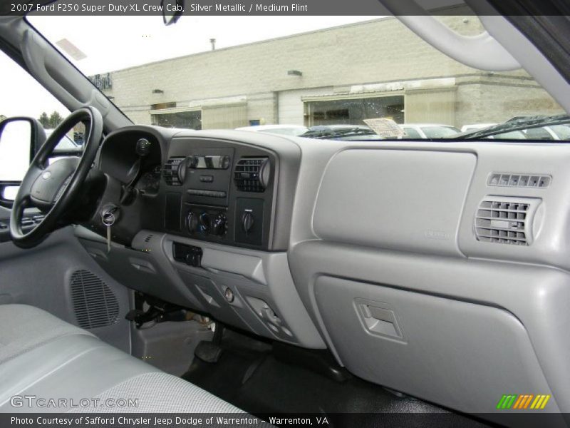 Silver Metallic / Medium Flint 2007 Ford F250 Super Duty XL Crew Cab