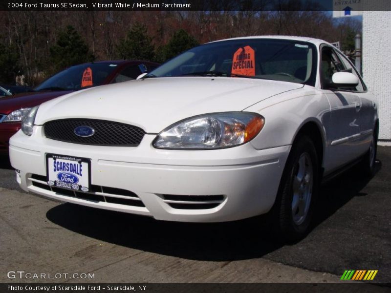 Vibrant White / Medium Parchment 2004 Ford Taurus SE Sedan